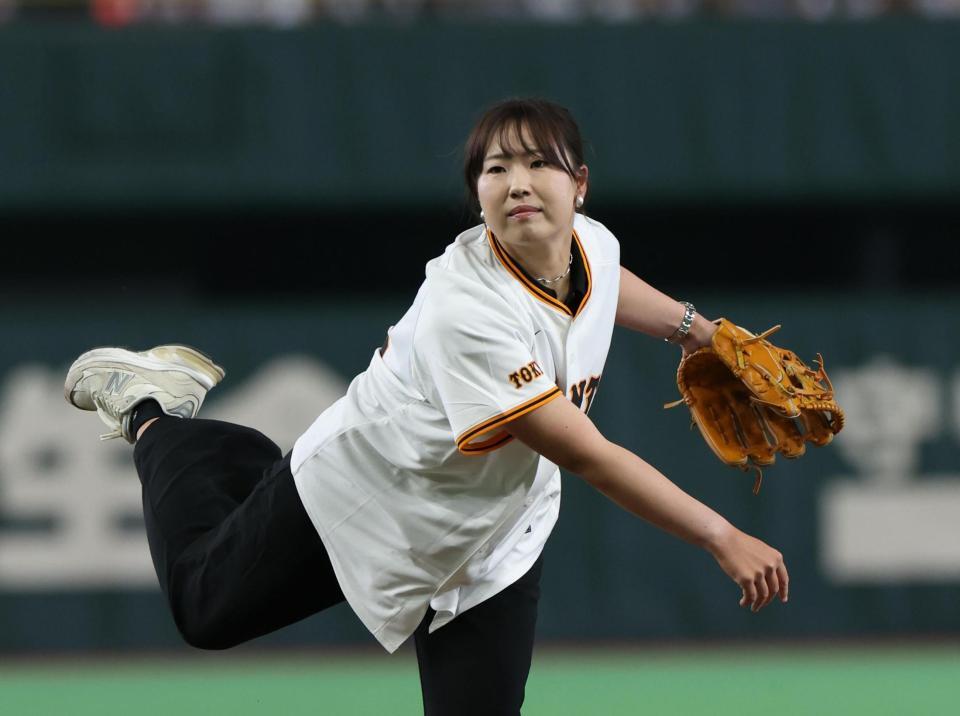 ファーストピッチを務めた竹田麗央（撮影・佐々木彰尚）