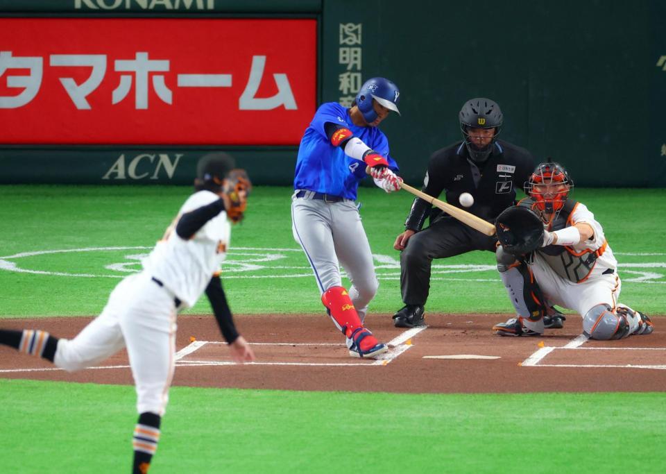 １回、先制本塁打を放つ度会（撮影・石井剣太郎）