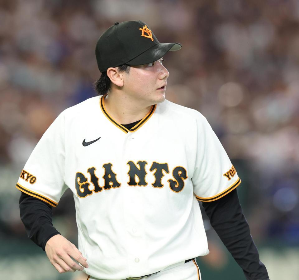 １回終了時、電光掲示板を見つめる竹丸（撮影・佐々木彰尚）