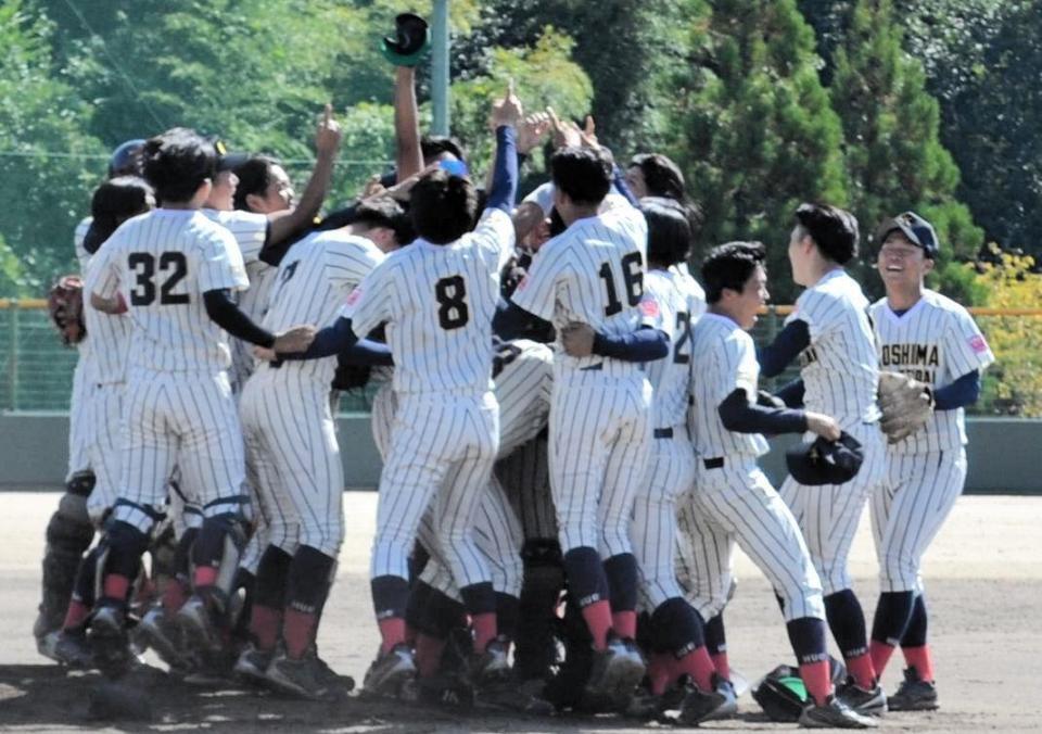 ５季ぶりの優勝を決めマウンドで付近で喜び合う広経大ナイン