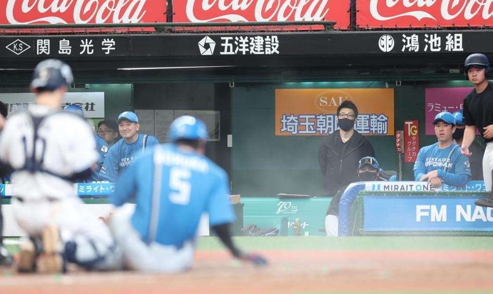 ５回、清宮幸の左前打で二走・野村が本塁突入もタッチアウト。厳しい表情の新庄監督（撮影・金田祐二）