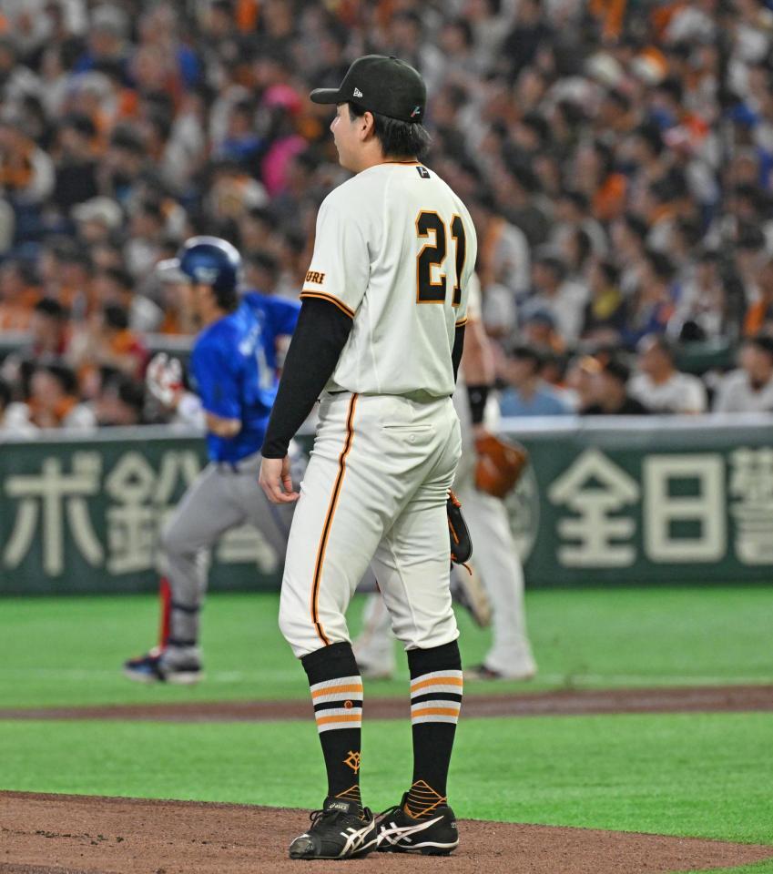 １回、度会（左）に先頭打者本塁打を浴びた先発の竹丸