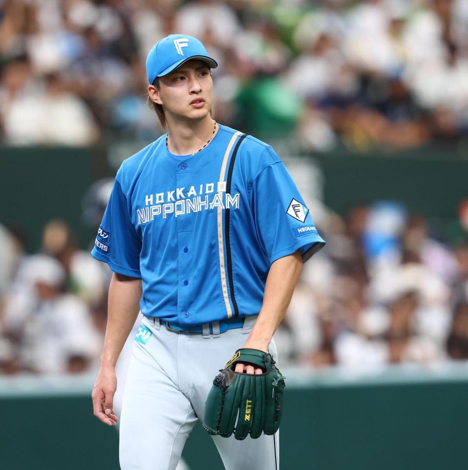 １回、三者凡退に抑え、ベンチに戻る達（撮影・中島達哉）