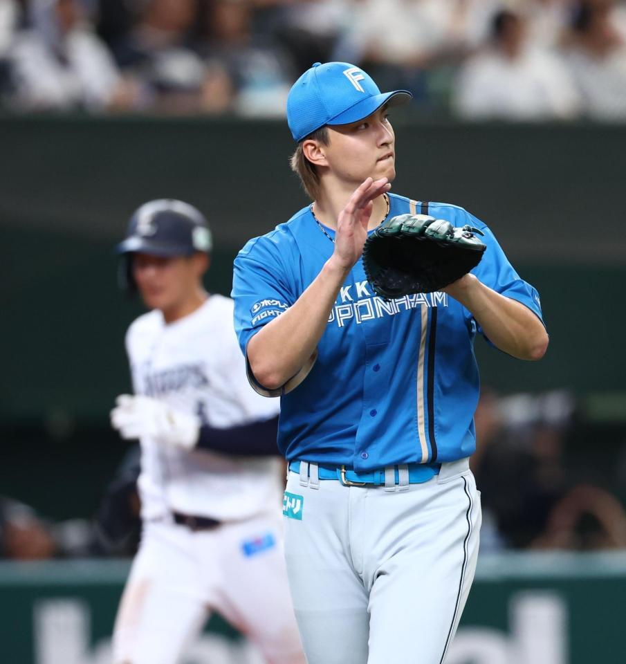 ５回、後続を抑え、ベンチに戻る達（撮影・中島達哉）