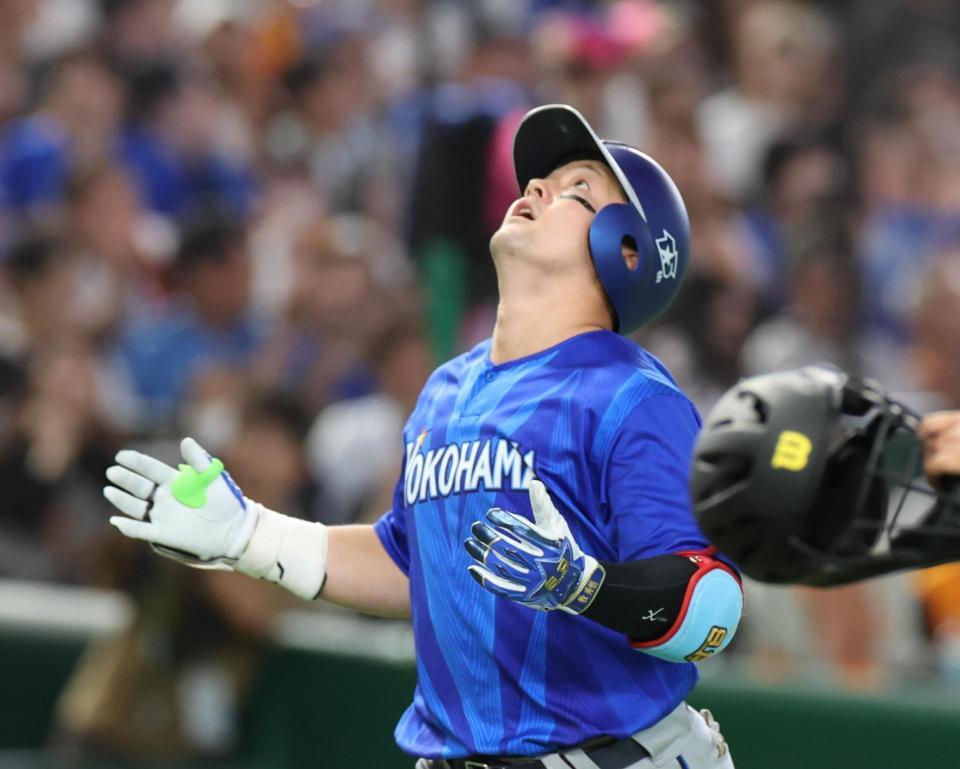 ８回、左越えにソロを放ち、生還する牧（撮影・佐々木彰尚）