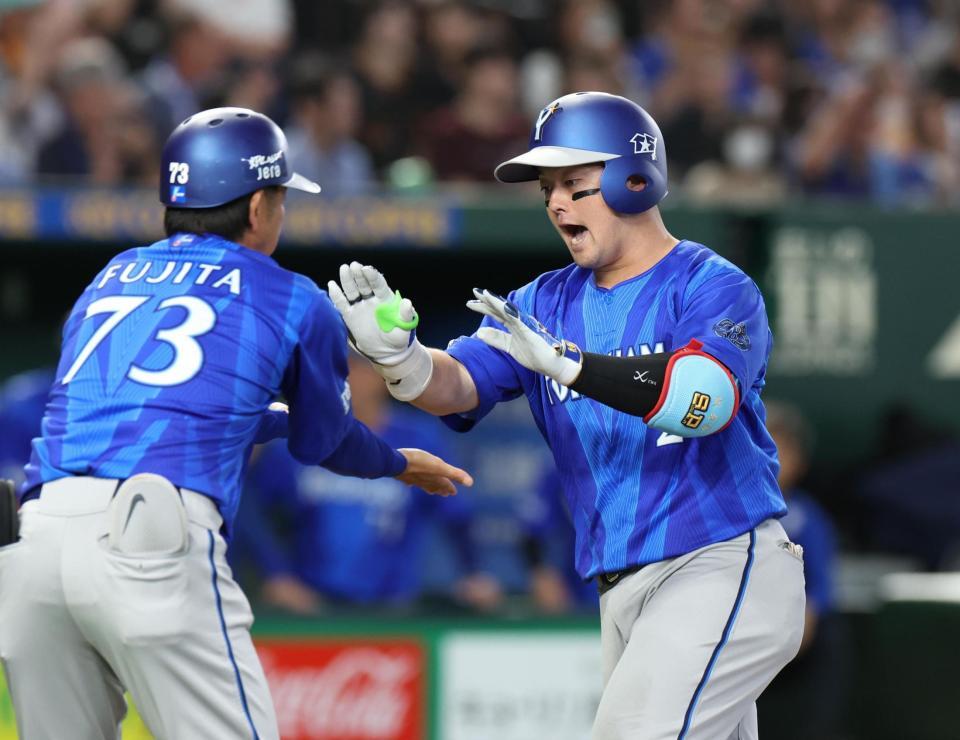 ８回、左越えにソロを放ち、生還する牧（撮影・佐々木彰尚）