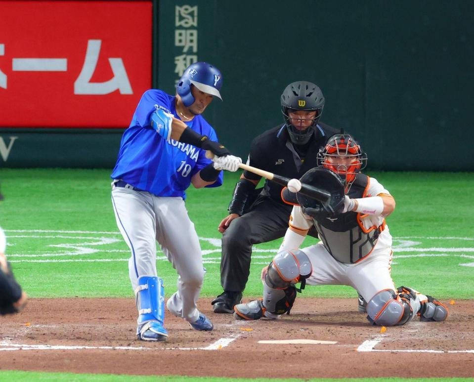 ７回、適時打を放つ戸柱（撮影・石井剣太郎）