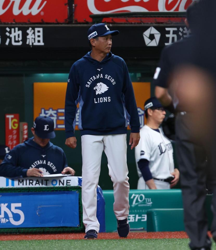 ８回、選手交代を告げる西武・西口文也監督＝ベルーナドーム（撮影・中島達哉）