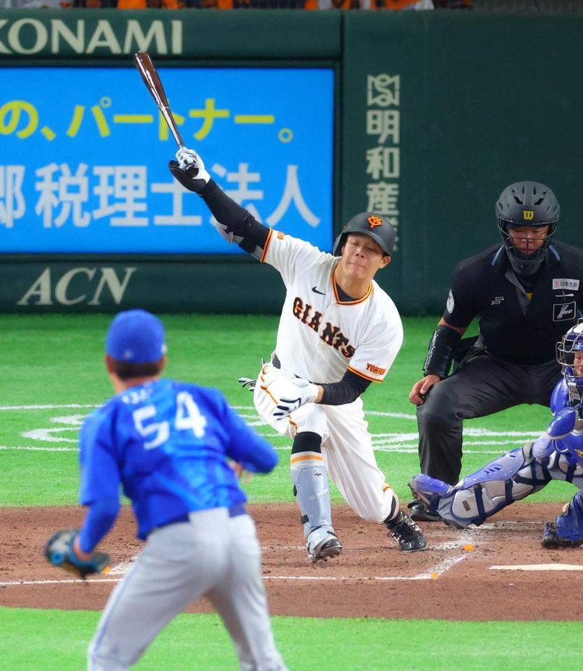 ２回、空振り三振に倒れる佐々木（撮影・石井剣太郎）
