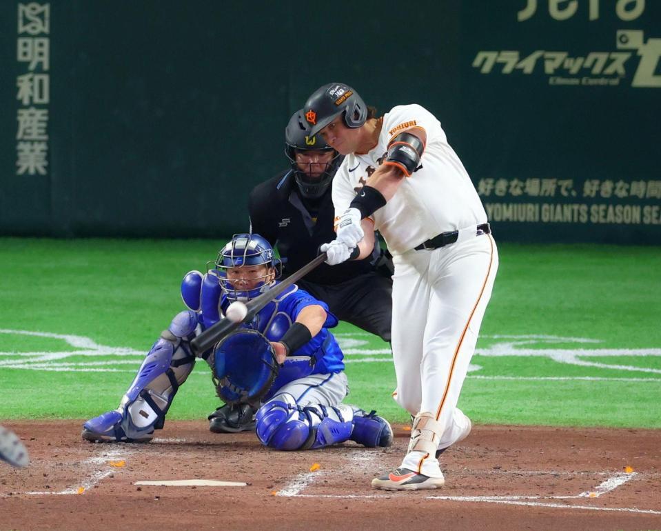 ４回、本塁打を放つダルベック（撮影・石井剣太郎）