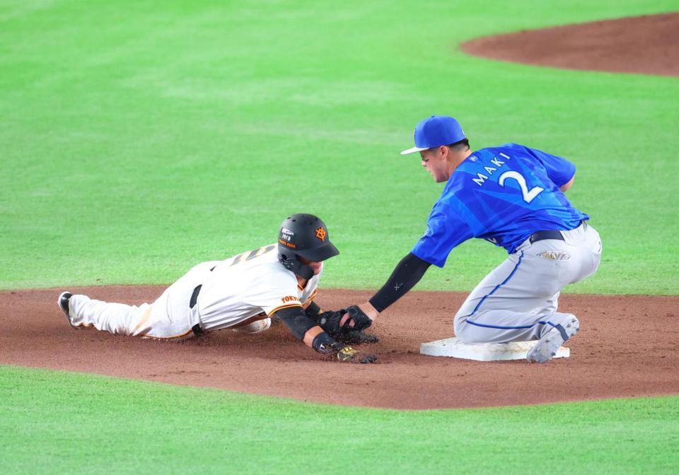 ５回、二盗に失敗する吉川（左）＝撮影・石井剣太郎