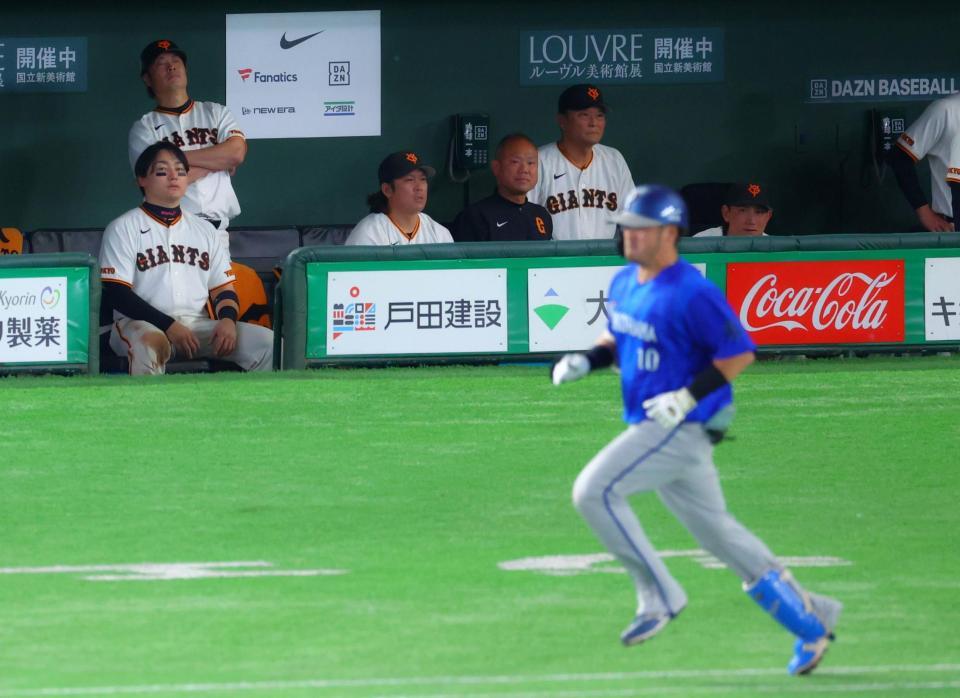 ７回、戸柱（手前）に適時打を許し、厳しい表情の橋上監督代行ら巨人ナイン（撮影・石井剣太郎）