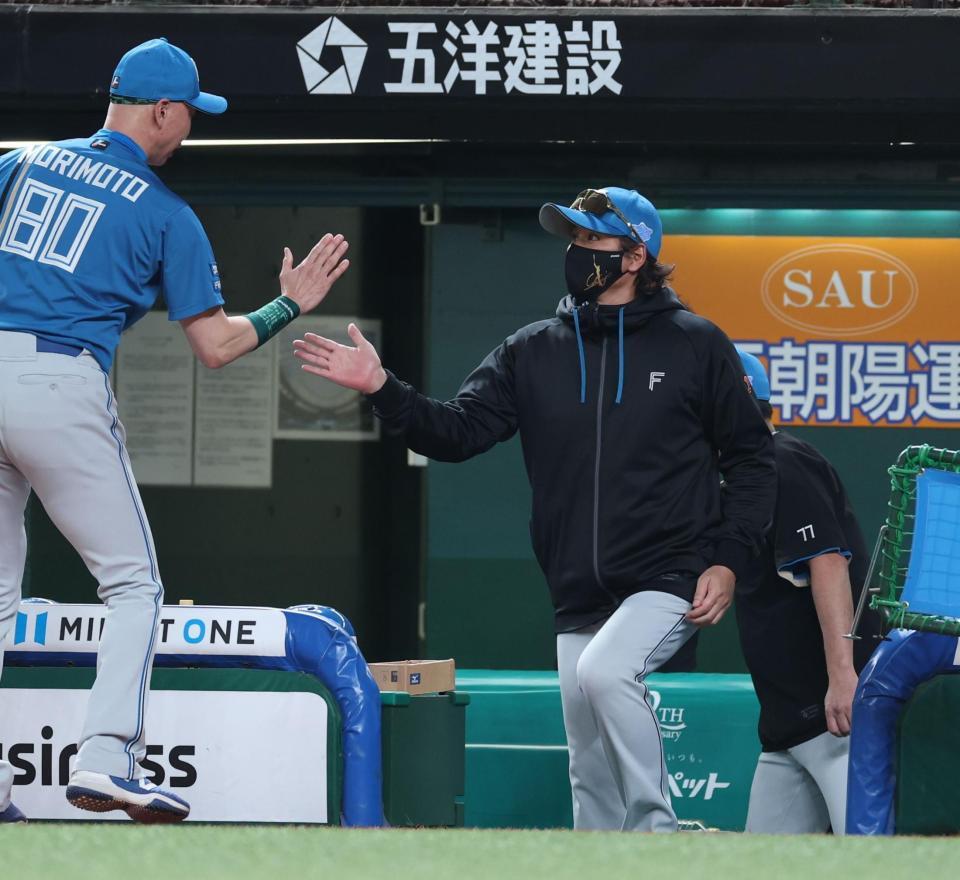 勝利を喜ぶ新庄監督（撮影・金田祐二）