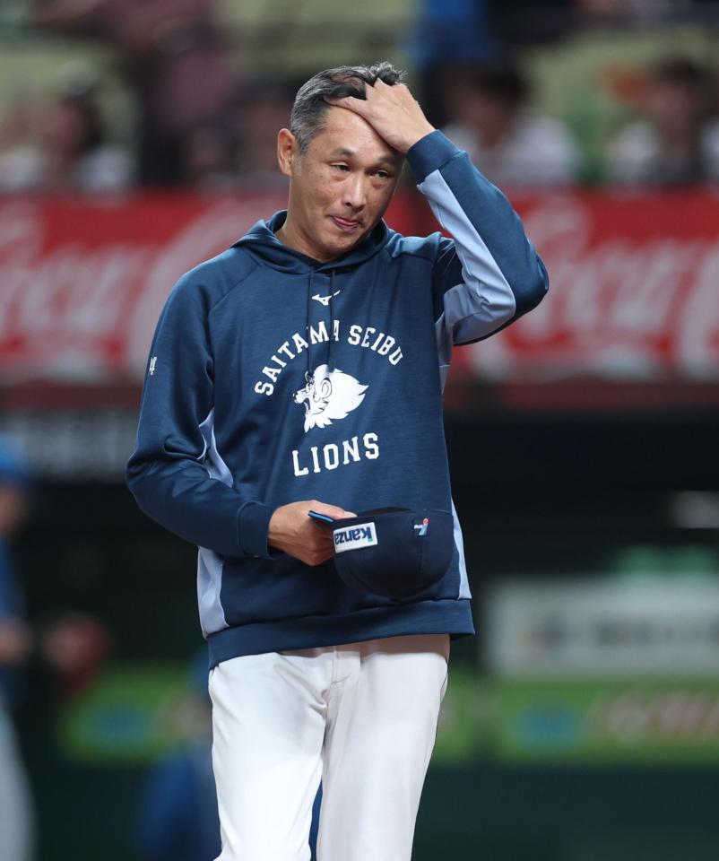 敗戦に厳しい表情の西口監督（撮影・金田祐二）