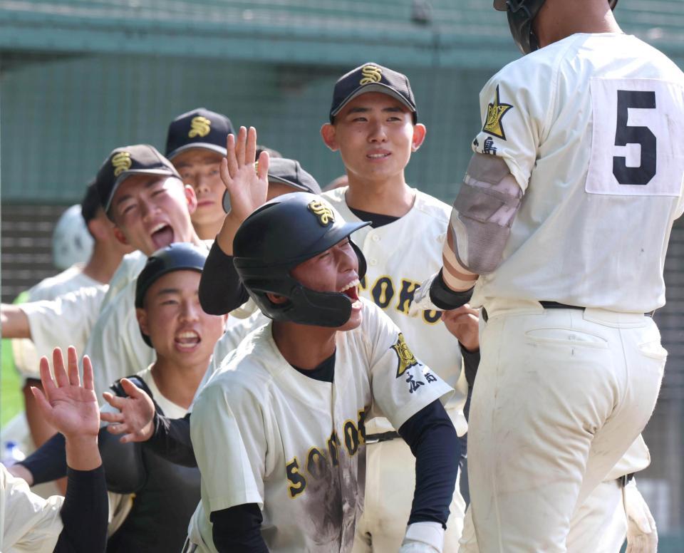 ３回、犠飛を放った崇徳・國川航希（５）を迎える崇徳ナイン（撮影・北村雅宏）