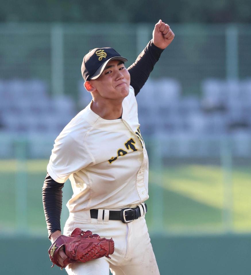 最後を締めた崇徳・西結多は拳を振り下ろす（撮影・北村雅宏）