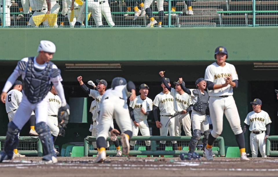 １回、崇徳・河野拓真が先制適時打を放ち、喜ぶ崇徳ナイン（撮影・北村雅宏）