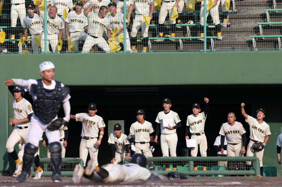 ９回、崇徳・河野拓真の犠飛で追加点をもぎ取ち、拳を上げる崇徳ナイン（撮影・北村雅宏）