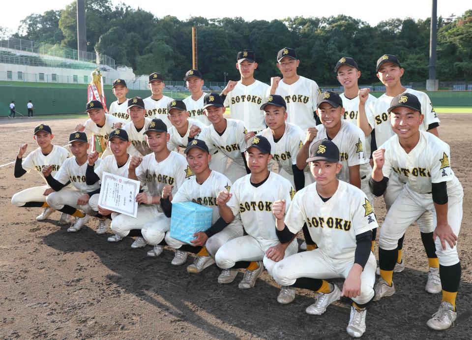 優勝し、記念写真に納まる崇徳ナイン（撮影・北村雅宏）