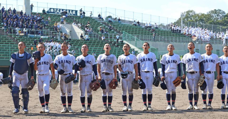 広島新庄に勝利し、スタンドの応援団にあいさつする西条農ナイン（撮影・北村雅宏）