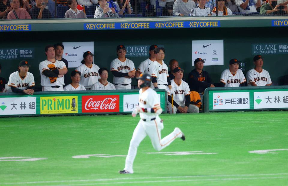 ８回、坂本（手前）がレフトフライに倒れ、厳しい表情の巨人ナイン（撮影・石井剣太郎）