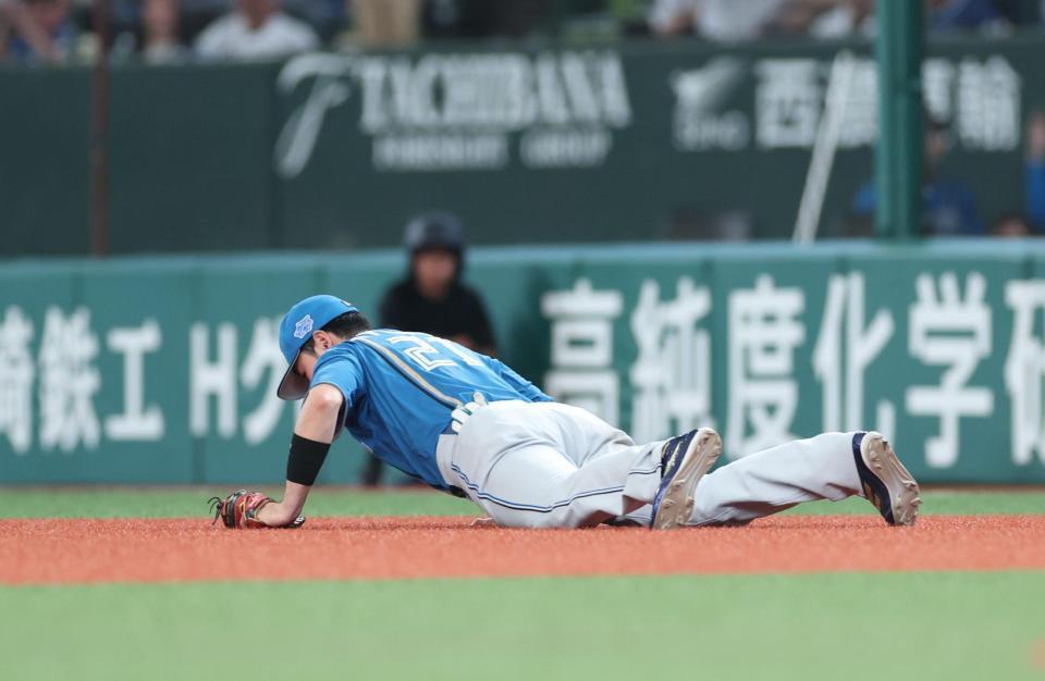 ６回、石井の打球を好捕する清宮幸（撮影・金田祐二）