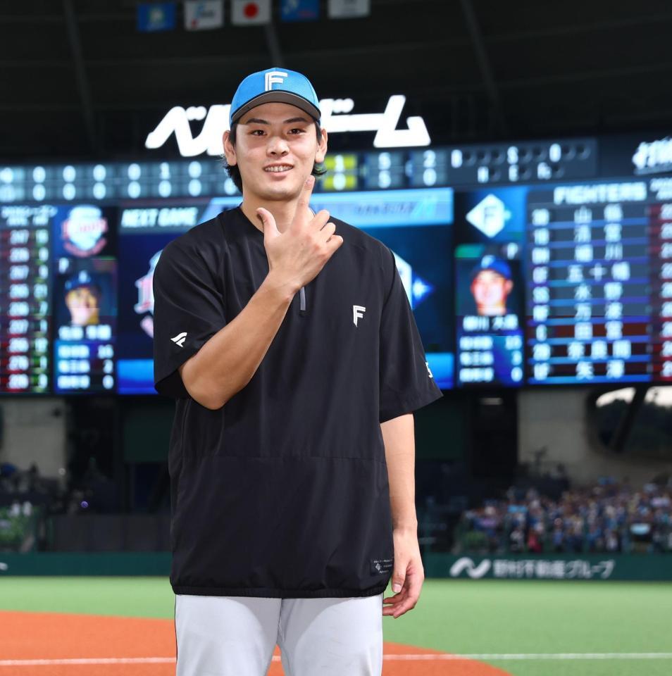 「Ｊ」ポーズで記念撮影に応じる野村（撮影・中島達哉）