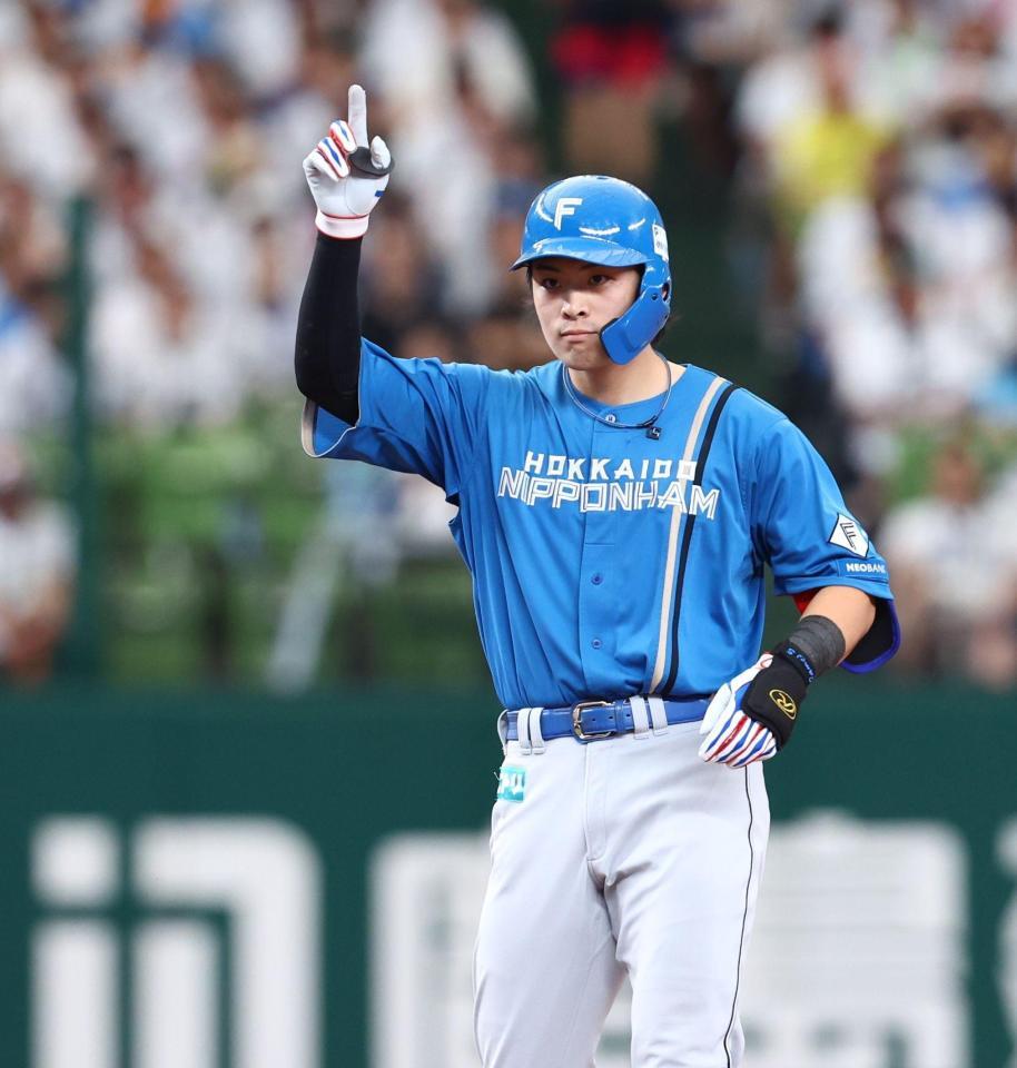 ５回、先制となる適時二塁打を放ち、ベンチに向かってポーズをとる野村（撮影・中島達哉）
