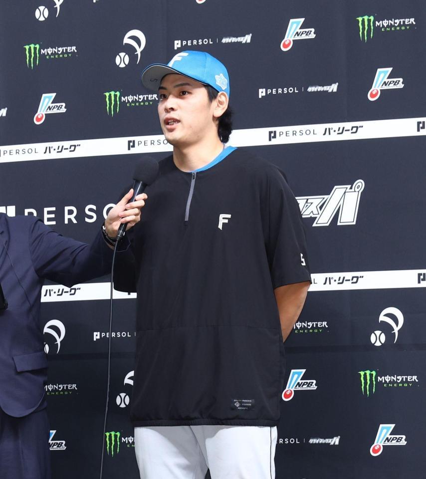 ヒーローインタビューで答える野村（撮影・中島達哉）