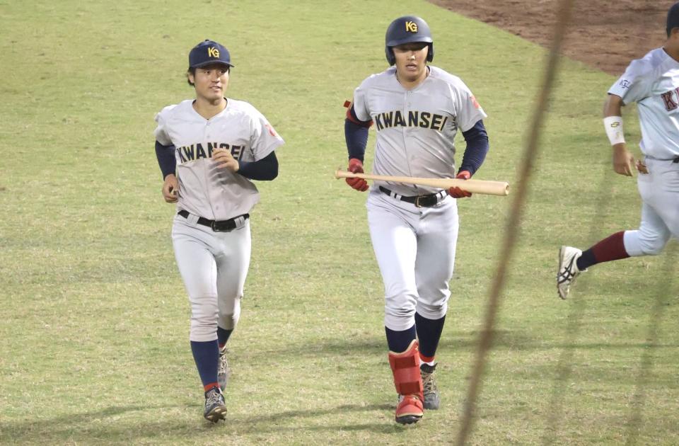 父の前で活躍を見せた関学大・新井亮規浩（右）