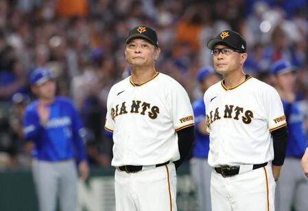 整列する橋上監督代行（撮影・佐々木彰尚）