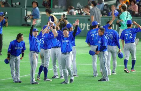 　ファンの歓声に応える牧（中央）らＤｅＮＡナイン
