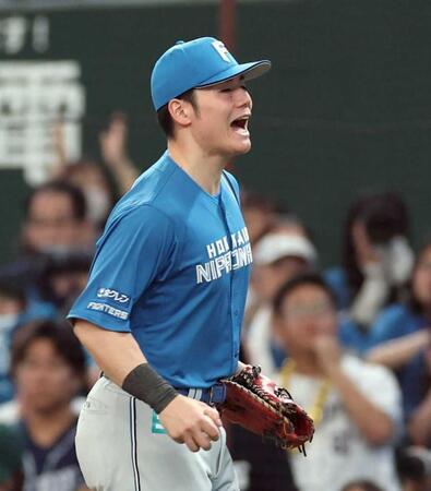 　６回、石井の打球を好捕し、ほえる清宮幸