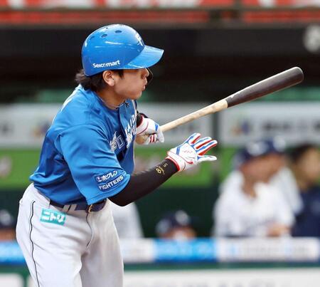 　５回、先制二塁打を放つ野村