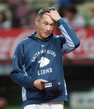 　敗戦に厳しい表情の西口監督（撮影・金田祐二）