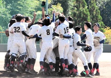 　５季ぶりの優勝を決め、喜び合う広経大ナイン（撮影・岩本隆）