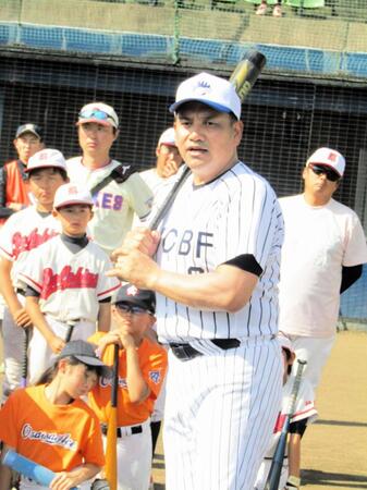 「ＪＡ全農ＷＣＢＦ少年野球教室」に参加し打撃指導をする「侍ジャパン」の井口監督