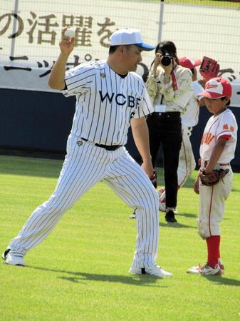 「ＪＡ全農ＷＣＢＦ少年野球教室」に参加した侍ジャパン・井口監督