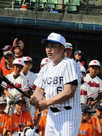 「ＪＡ全農ＷＣＢＦ少年野球教室」に参加し打撃指導をする「侍ジャパン」の井口監督