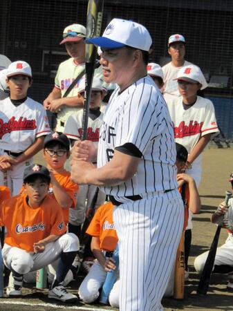 「ＪＡ全農ＷＣＢＦ少年野球教室」に参加し打撃指導をする「侍ジャパン」の井口監督