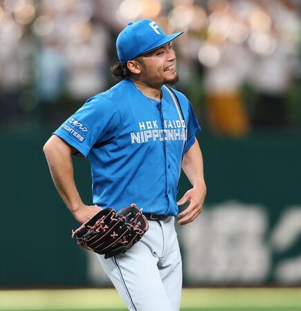 ５回、平沢の打球が直撃し、苦悶（くもん）の表情を浮かべる伊藤（撮影・中島達哉）