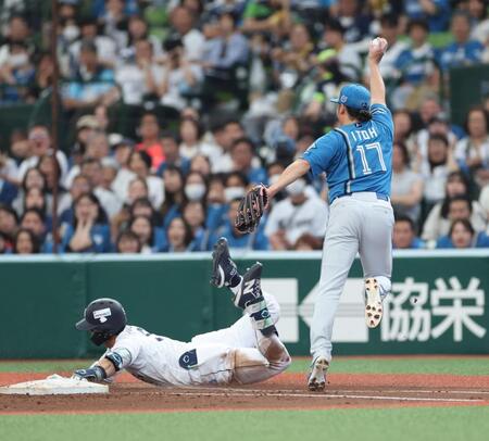 ３回、外崎をタッチアウトにする伊藤（撮影・金田祐二）