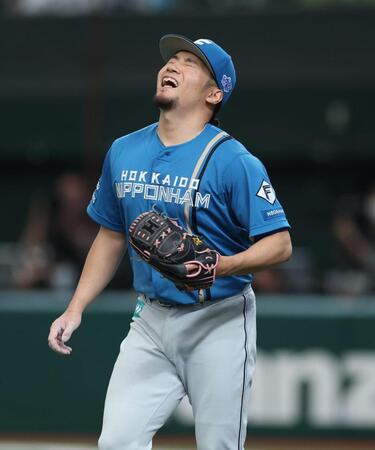 ５回、平沢の打球を受け痛がる伊藤（撮影・金田祐二）