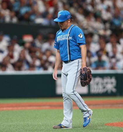 ５回１死満塁のピンチを最少失点でしのぎ、ベンチに戻る伊藤（撮影・中島達哉）