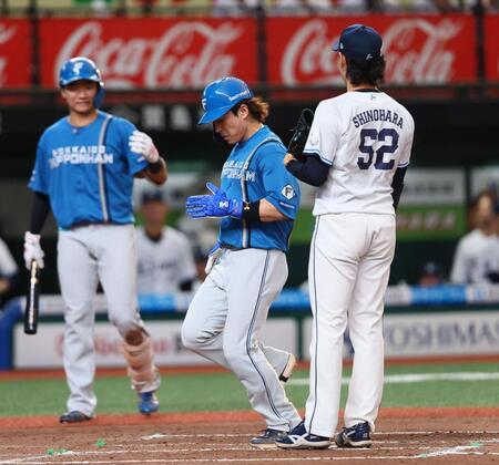 ７回、篠原（右）の暴投で生還した水野（撮影・中島達哉）