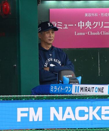 ８回、厳しい表情で戦況を見つめる西口監督（撮影・中島達哉）