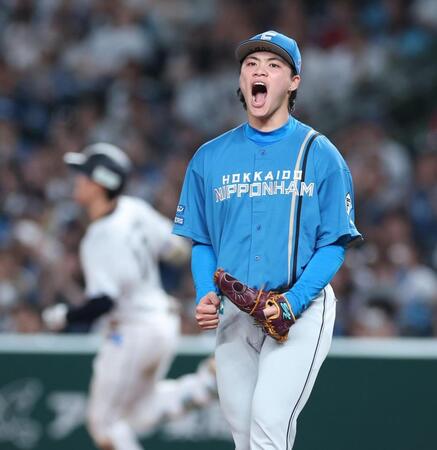 ８回、小島を左邪飛に仕留め雄たけびをあげる孫易磊（撮影・金田祐二）