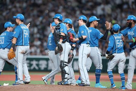 ＣＳファイナル進出を決め喜ぶ日本ハムナイン（撮影・金田祐二）