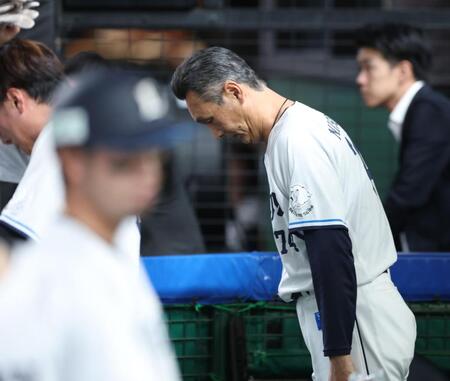 ＣＳファイナル進出ならず悔しそうにグラウンドを後にする西口監督（撮影・金田祐二）