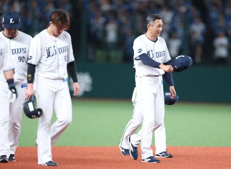 ＣＳファイナル進出ならず悔しそうにグラウンドを後にする西口監督（撮影・金田祐二）